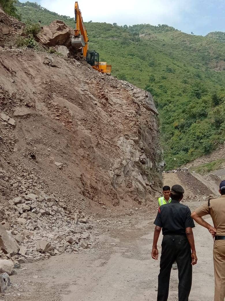 Landslide Zone Active on badrinath Highway in lambagar danger for pilgrims