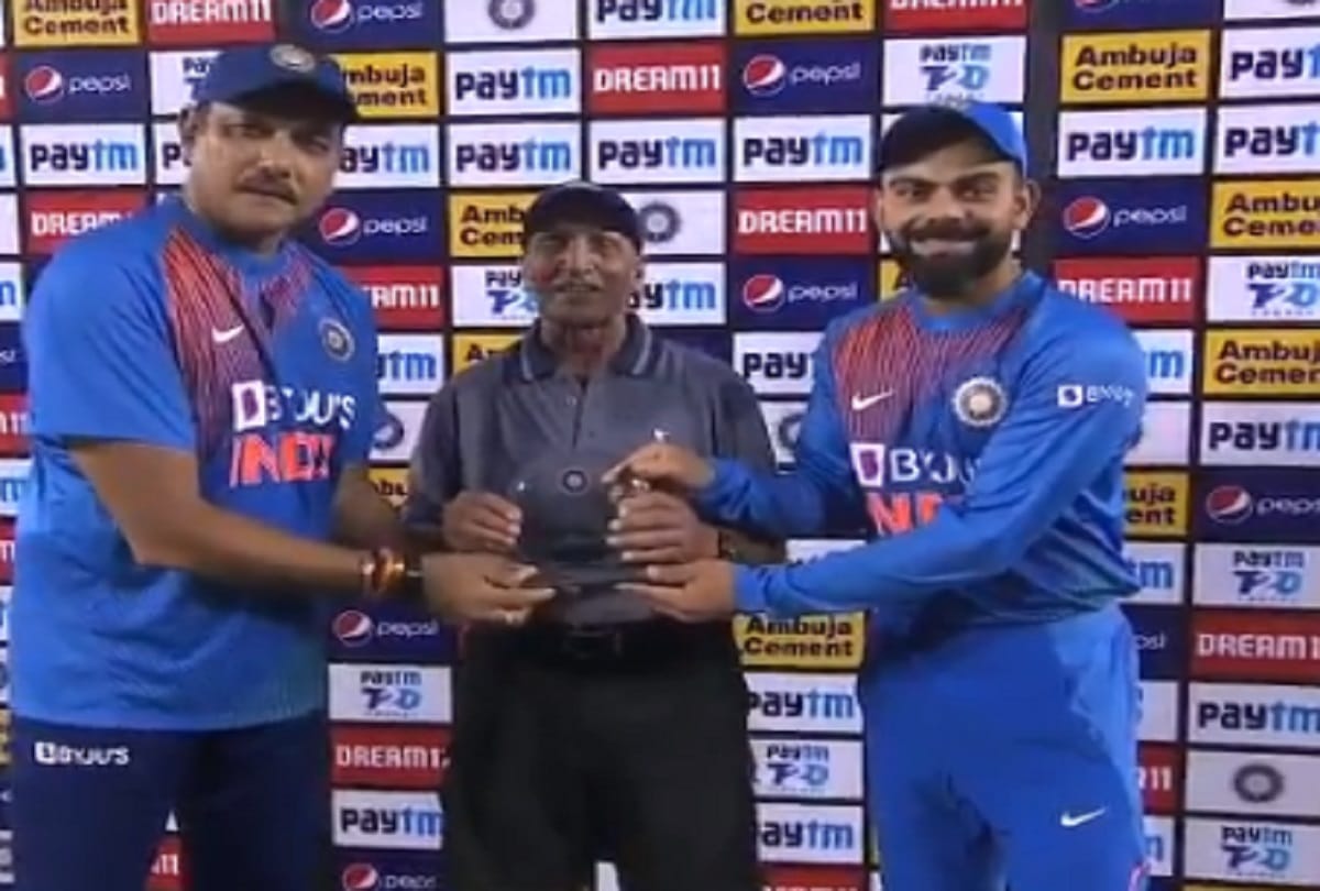Virat Kohli and Coach ravi shastri felicitates veteran Curator daljit singh during IND v SA 2nd t20