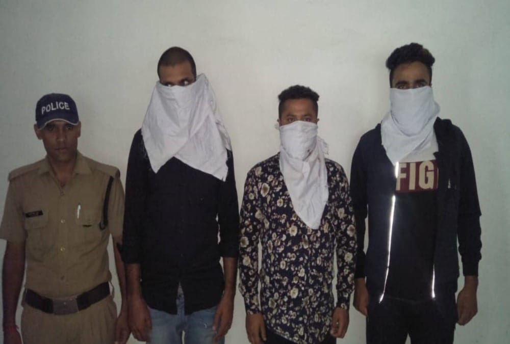 Drunk Army Officer and his two friends ruckus and fight with Police personnel in dehradun