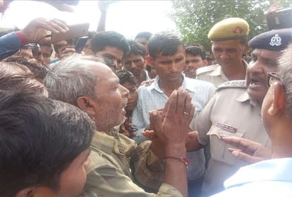 सड़क हादसे में जान गंवाने वाली छात्रा का पिता पुलिस से गुहार लगाता हुआ