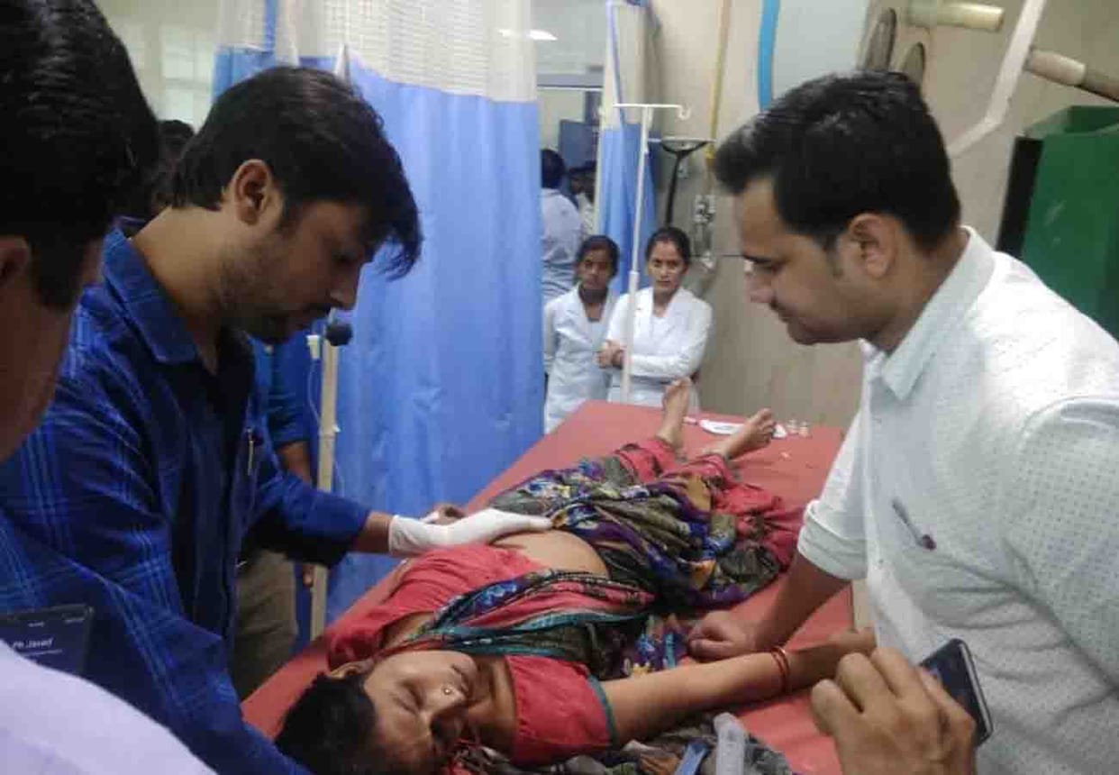 Woman eat poison in collectorate in farrukhabad