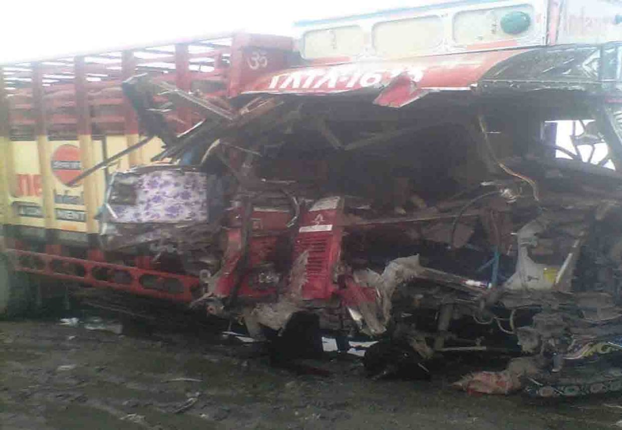 Road accident in kanpur, one people died and one injured