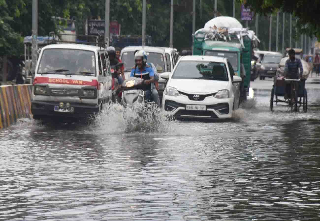 मूसलाधार बारिश से जन-जीवन अस्त-व्यस्त