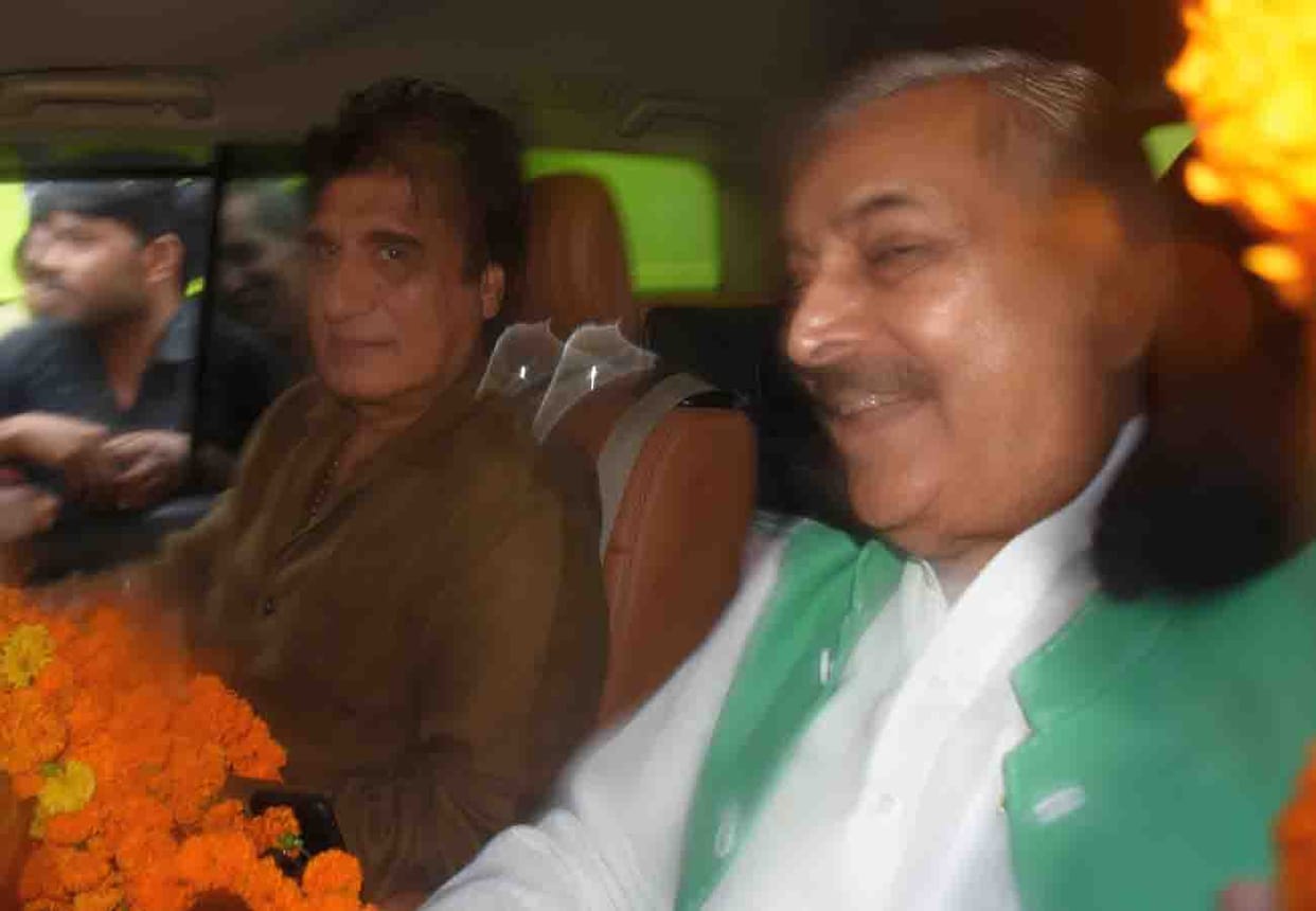 Congressmen welcomed State President Raj Babbar on his way to Hamirpur