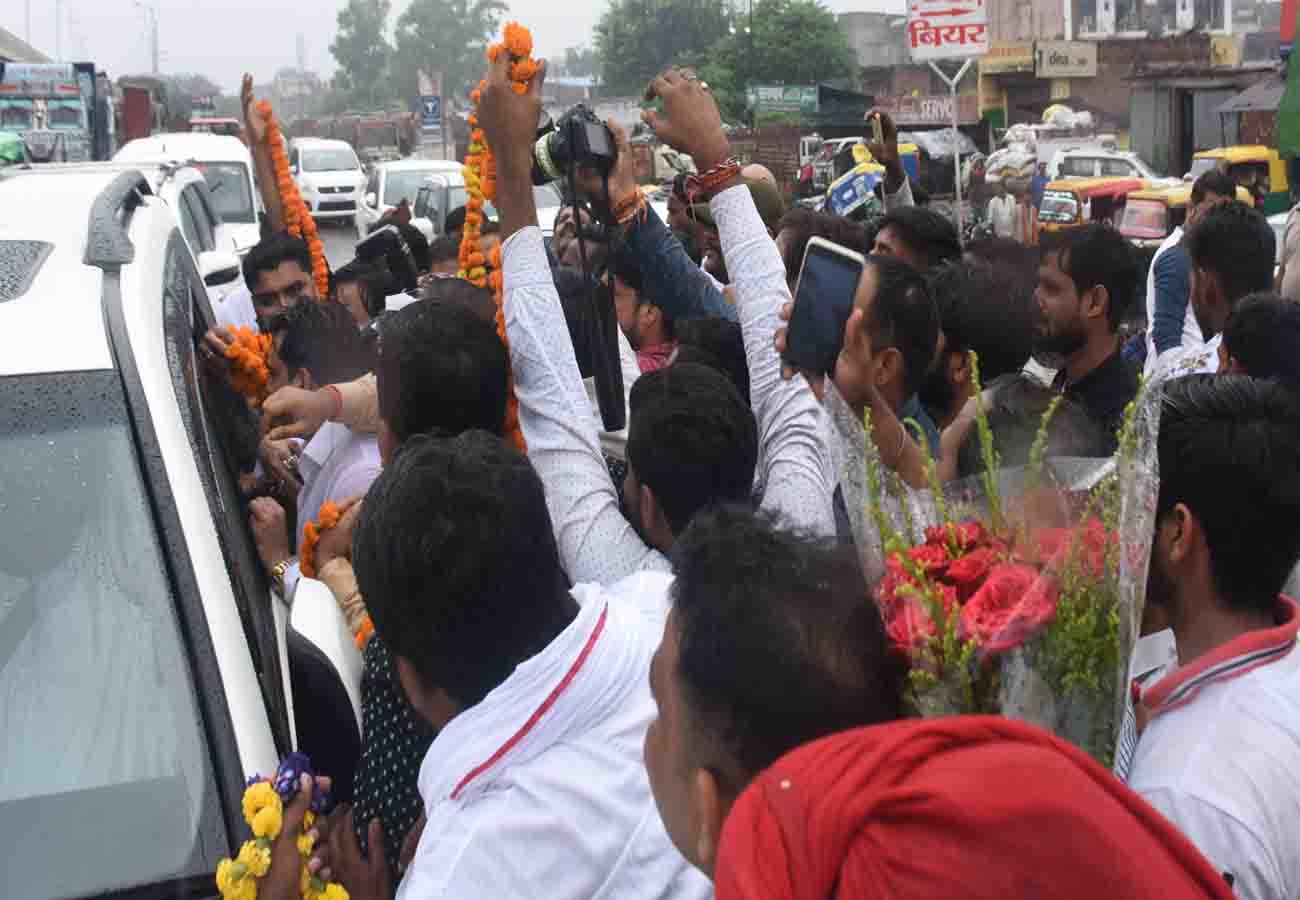 Congressmen welcomed State President Raj Babbar on his way to Hamirpur