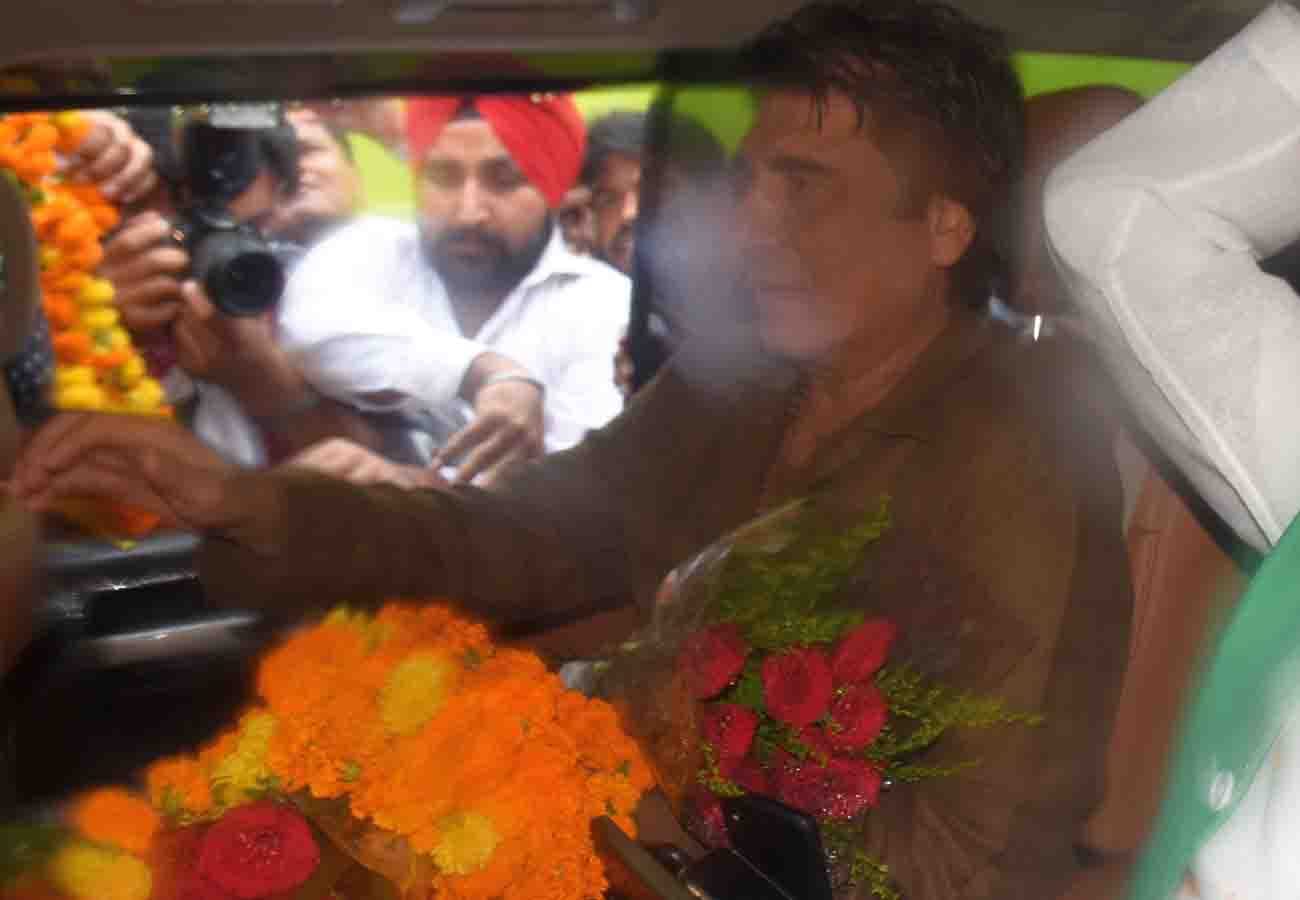 Congressmen welcomed State President Raj Babbar on his way to Hamirpur