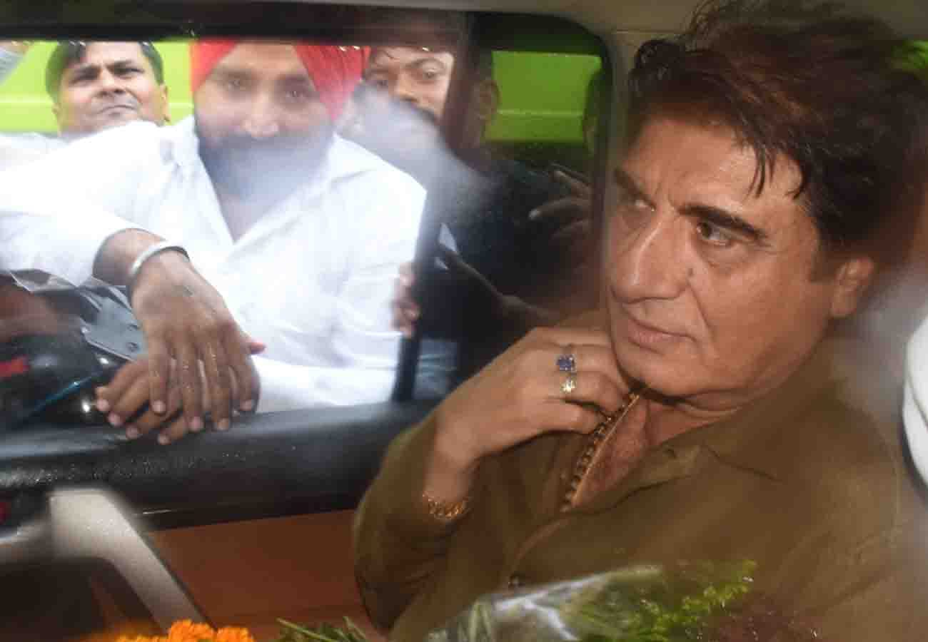 Congressmen welcomed State President Raj Babbar on his way to Hamirpur