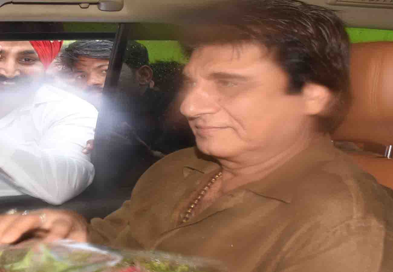 Congressmen welcomed State President Raj Babbar on his way to Hamirpur