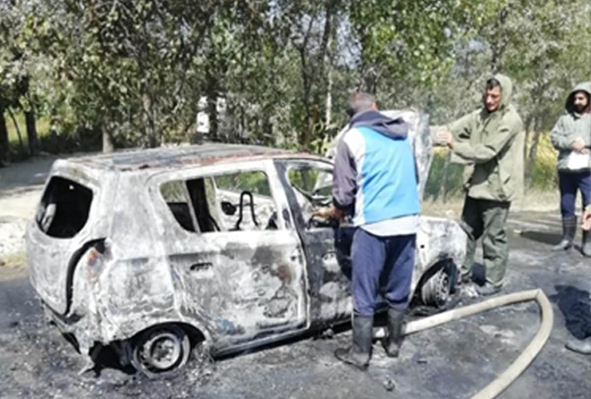 Jammu And Kashmir News: Militants Set Car on Ablaze in Sopore Baramulla Kashmir, Beaten Car Driver