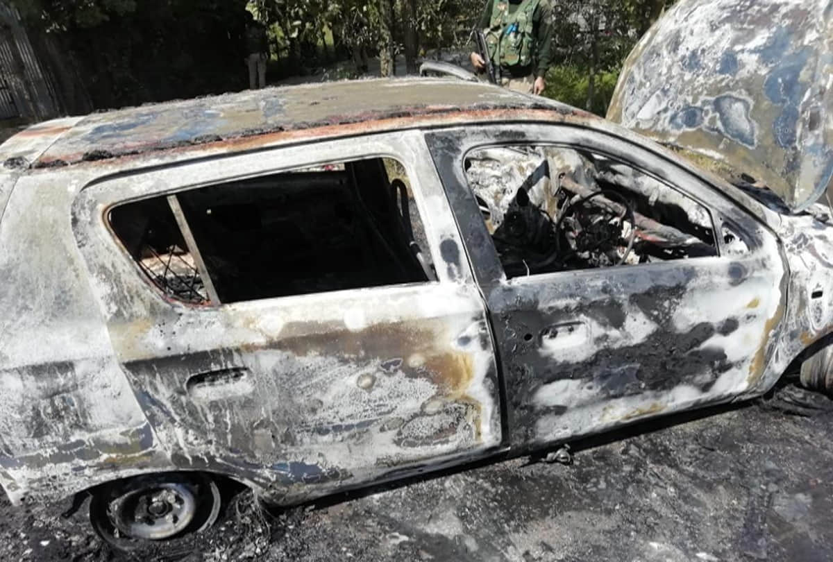 Jammu And Kashmir News: Militants Set Car on Ablaze in Sopore Baramulla Kashmir, Beaten Car Driver