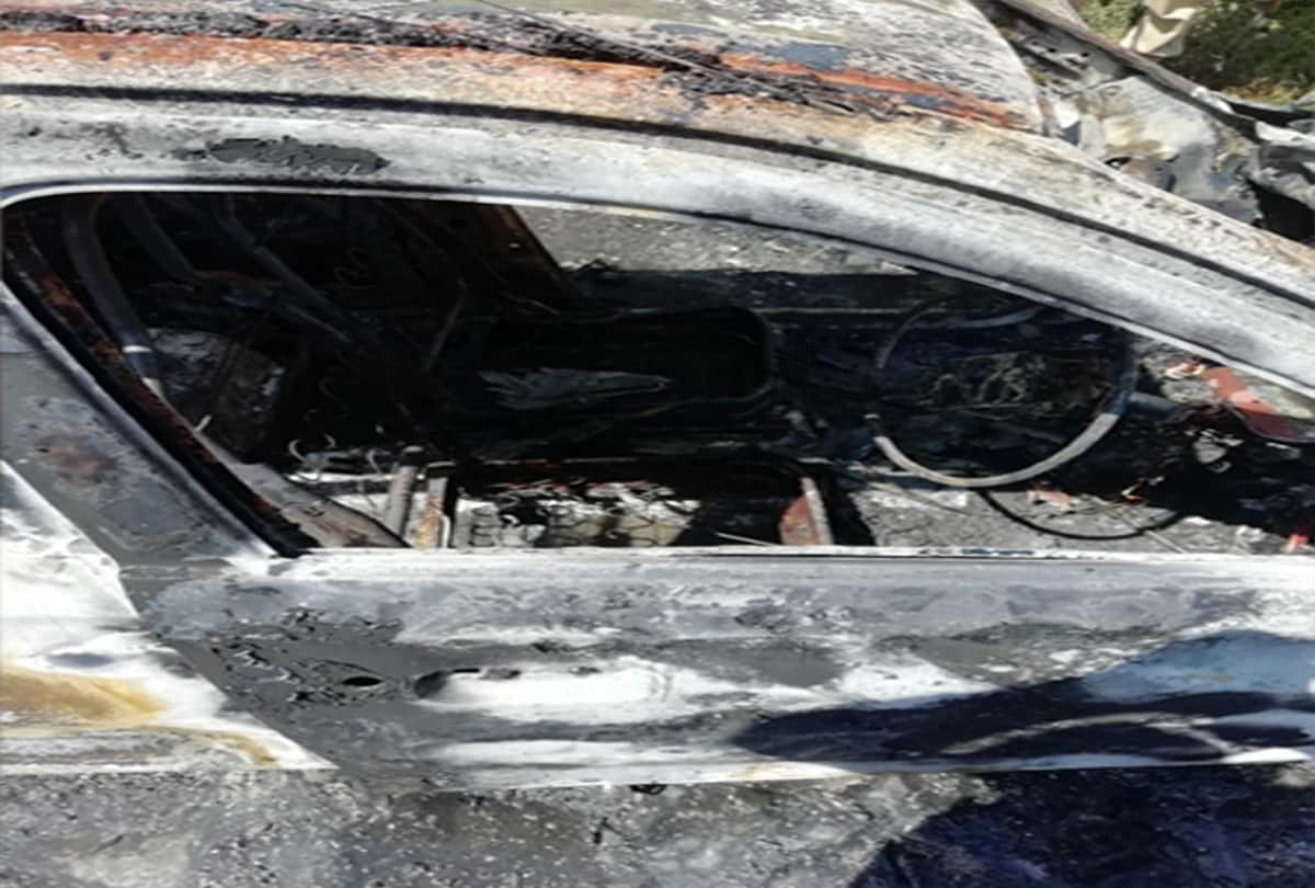 Jammu And Kashmir News: Militants Set Car on Ablaze in Sopore Baramulla Kashmir, Beaten Car Driver