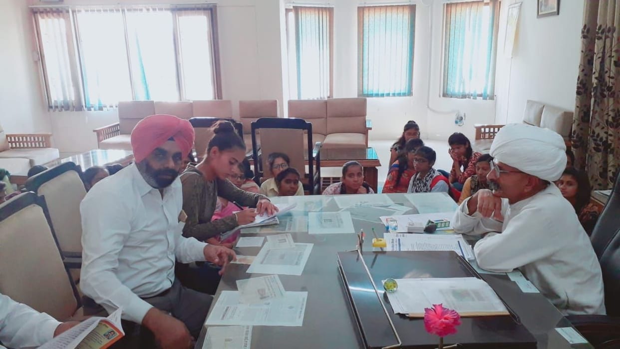 adc gets orders from the dc students about the bharat gauarv satkam book