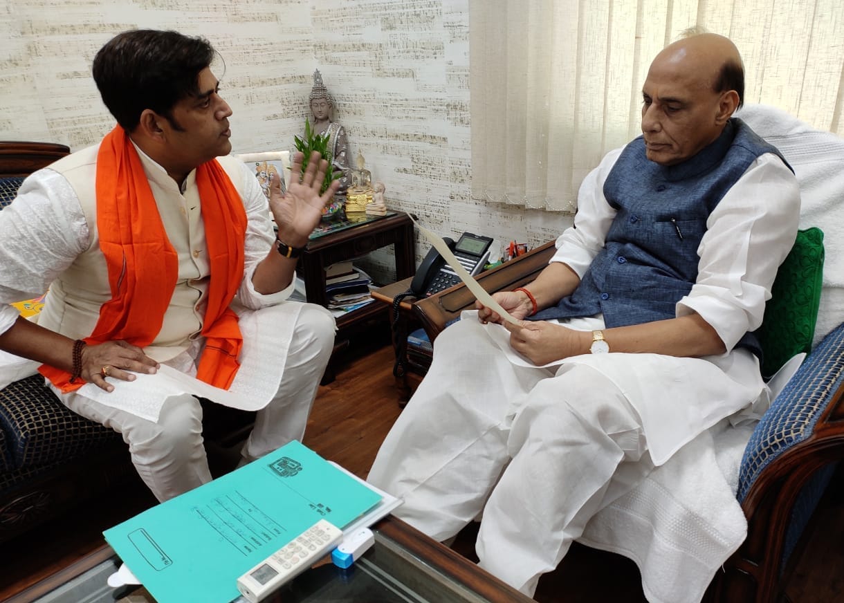 mp ravi kishan meet to defance minister