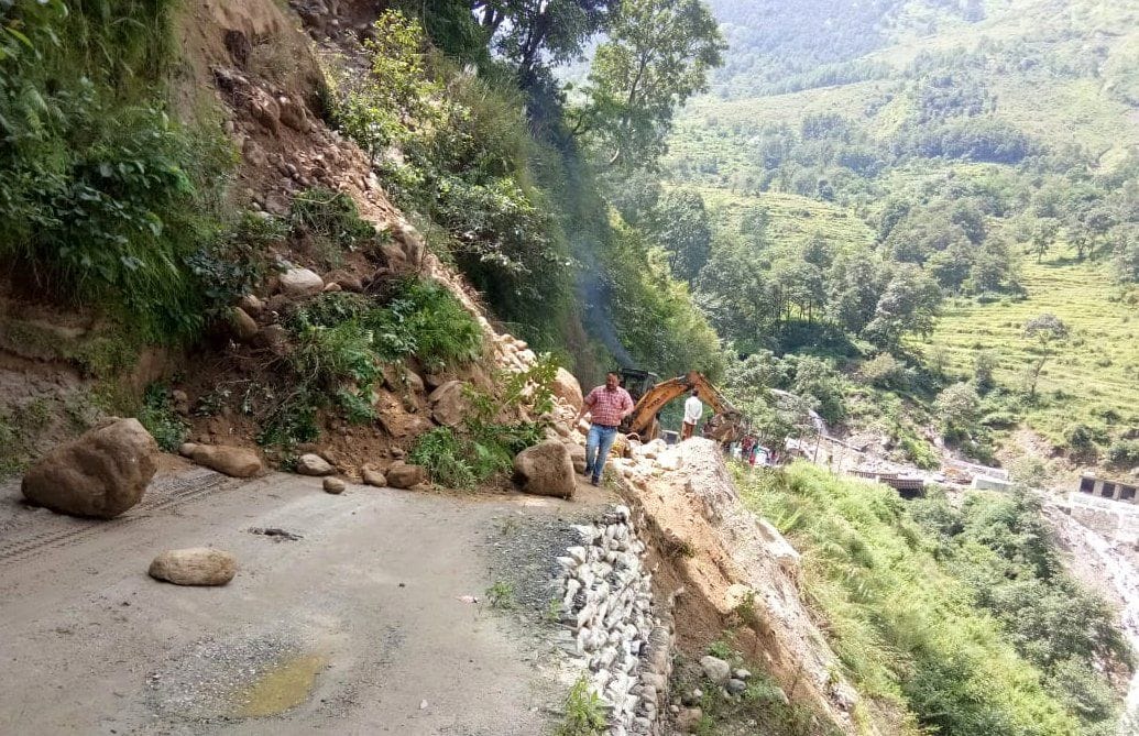 Thal Munsyari road Blocked
