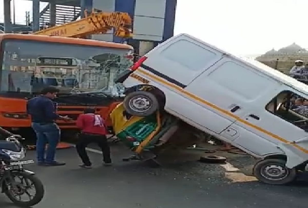 Bus crashes into cars near Akshardham Temple in Delhi