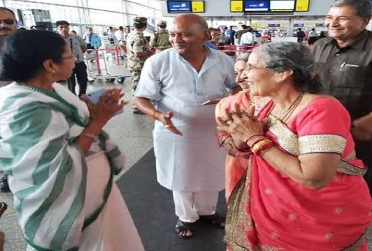 Before meet to PM Modi, Mamata meets randomly his wife jashodaben, gifts her a saree