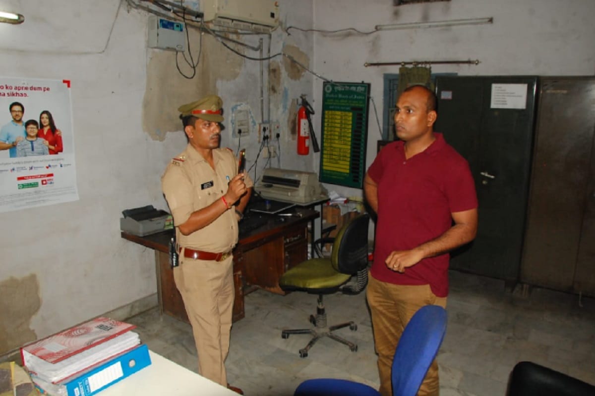 Muzaffarnagar News: Employees has leave the lock open of the main gate of United Bank of India
