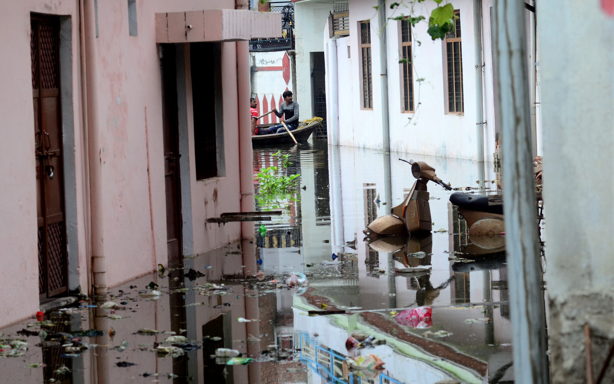 Prayagraj: Flood water enters 30 thousand houses of 18 mohallas