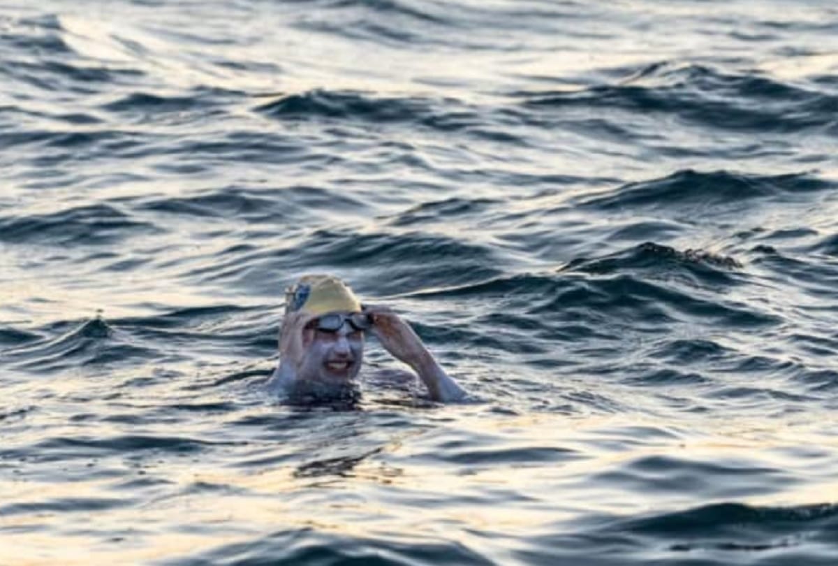 Sarah Thomas become the first person to swim across the English Channel four times non stop
