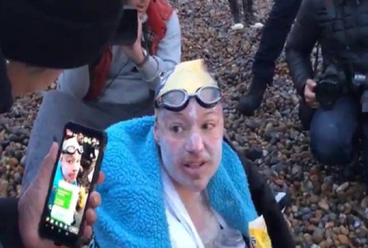 Sarah Thomas become the first person to swim across the English Channel four times non stop