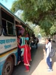 बस पर लटकती छात्राएं।