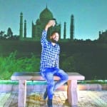 मेहताब बाग से ताजमहल पर सेल्फी लेता युवक