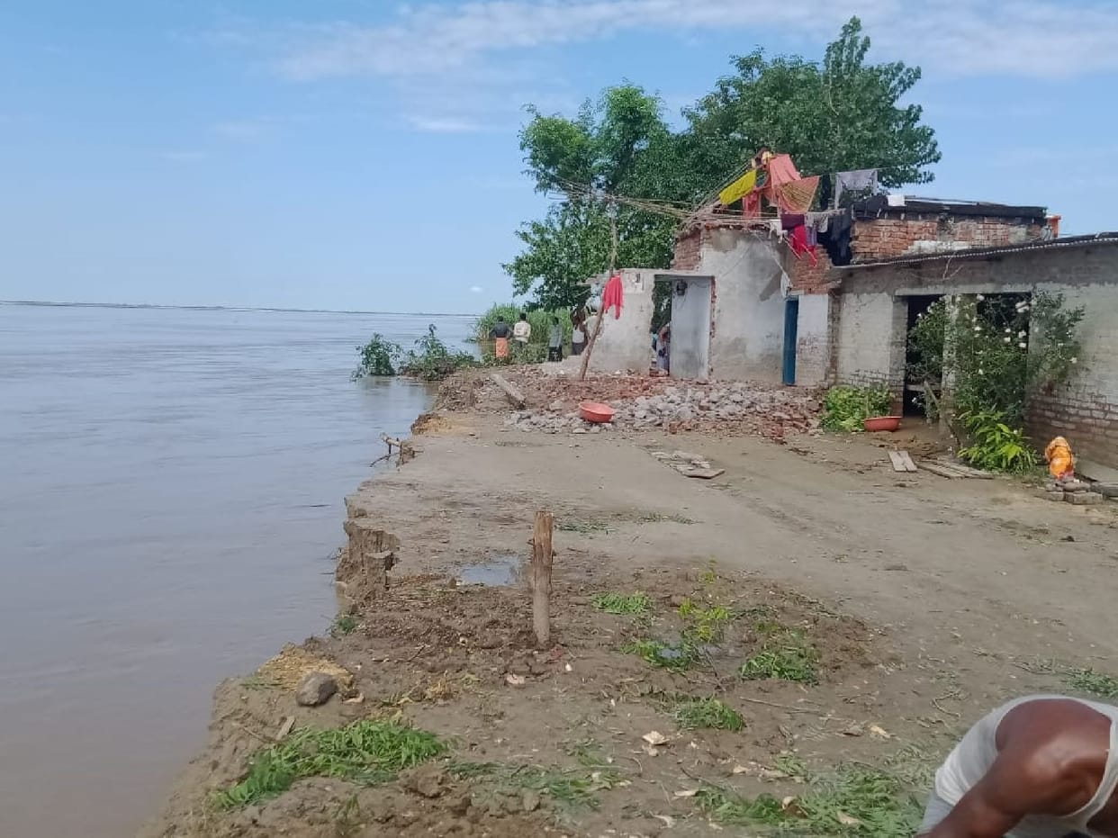 Ancient temples and three houses flowed into the river