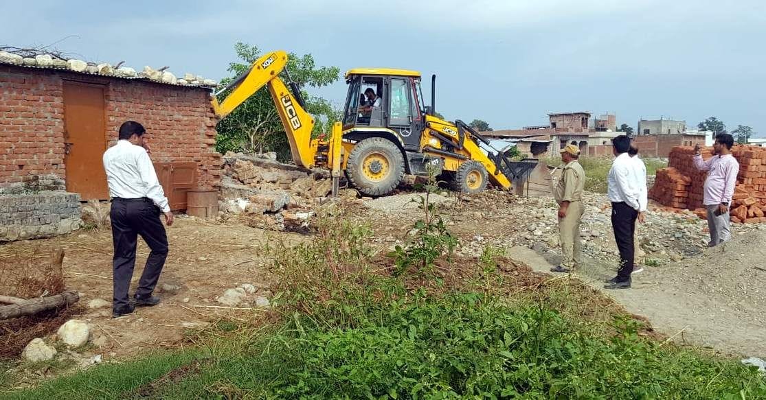 Encroachment removed from 25 bigha land in Jhajhra
