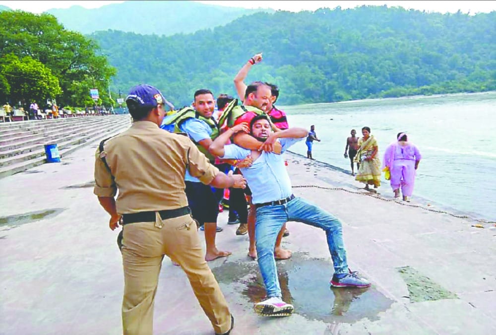 Agitator Arrested during tried to Water tomb in rishikesh