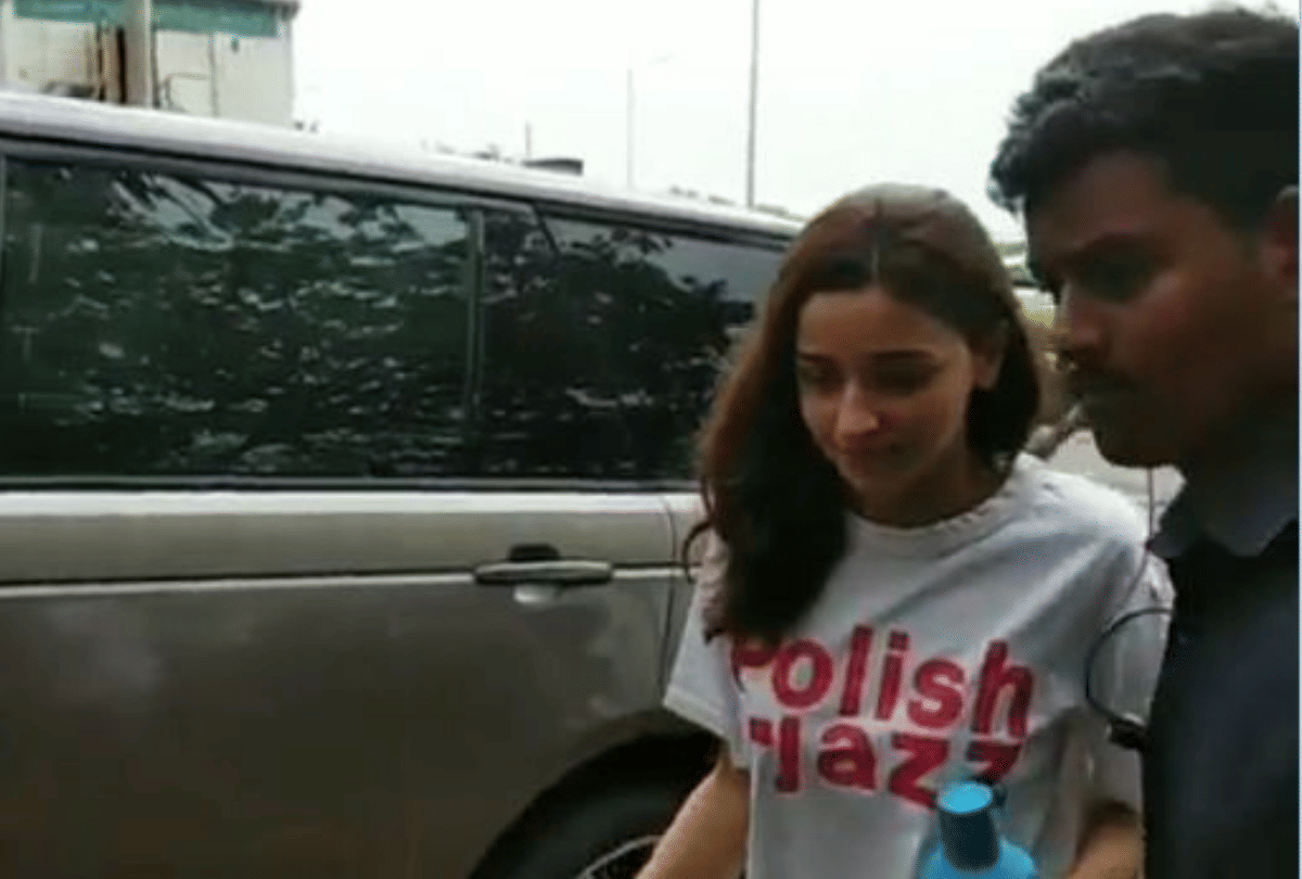 alia bhatt rudely behave with her bodyguards user gets criticized