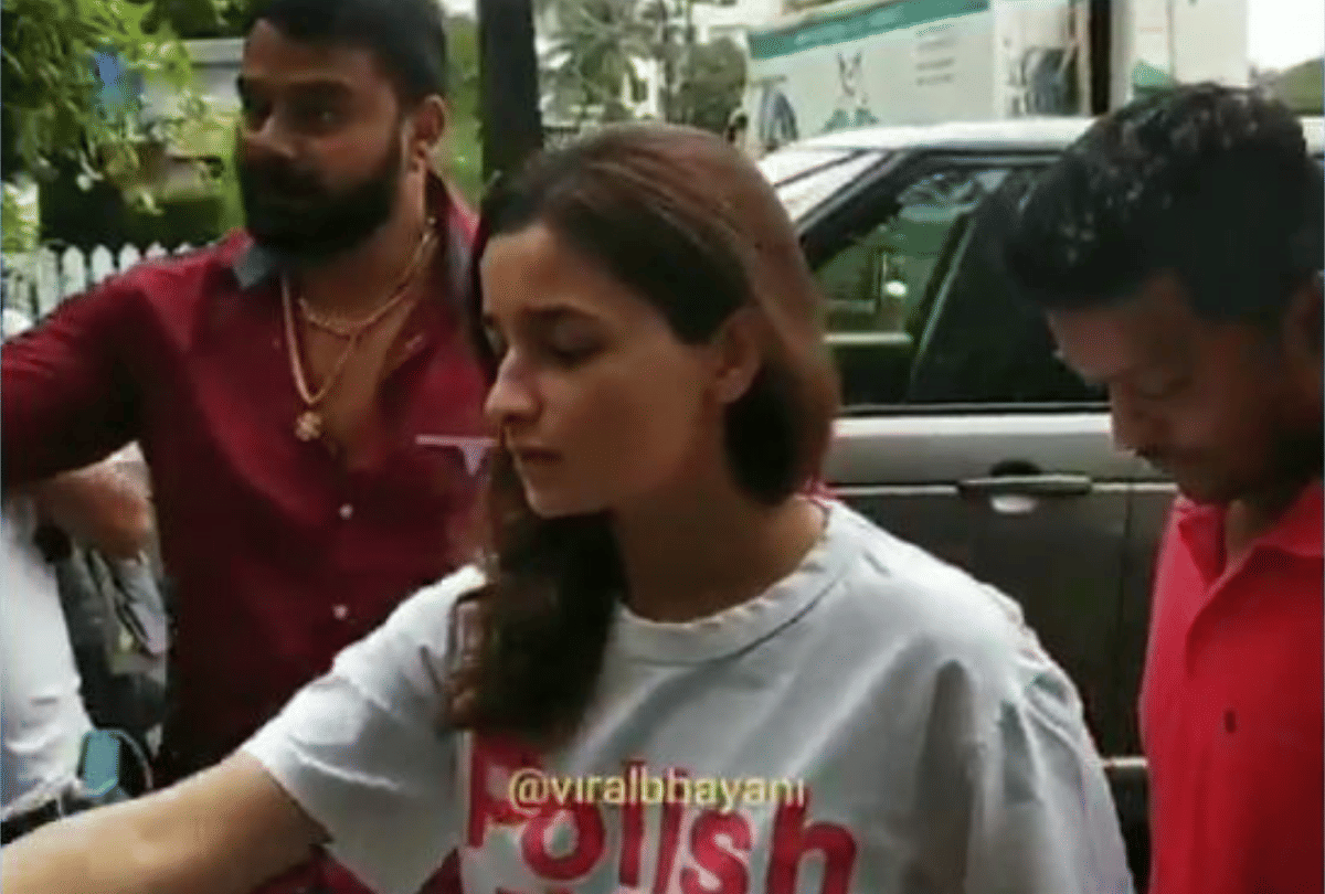 alia bhatt rudely behave with her bodyguards user gets criticized