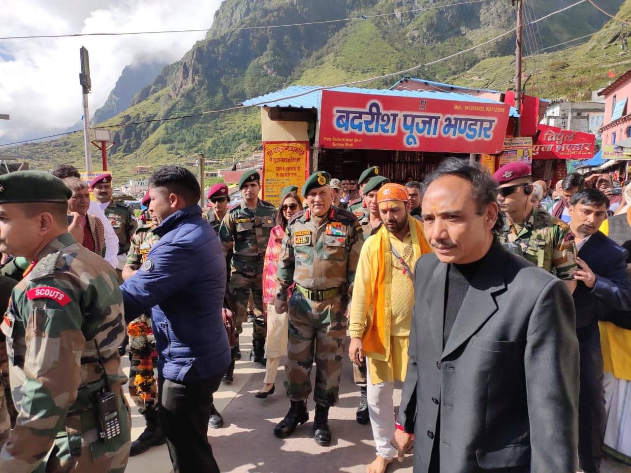 Army Chief General Bipin Rawat reach badrinath dham with his wife and daughter