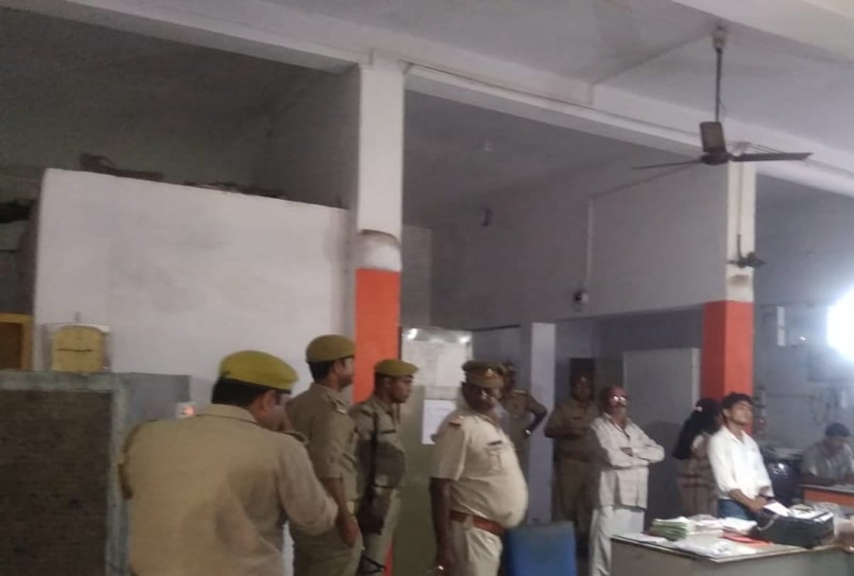 Five lakh rupees looted from Prayagraj bank crime news