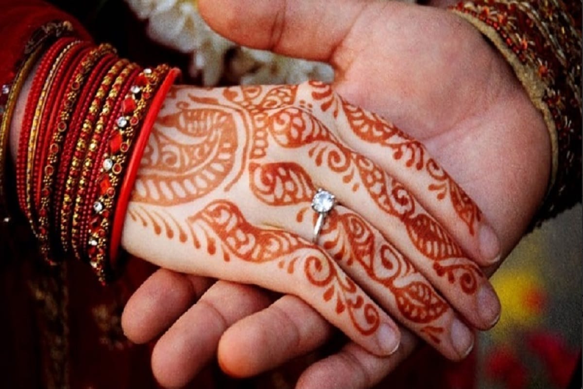 Ruckus in meeting of pradhan a village of Bijnor district after love marriage