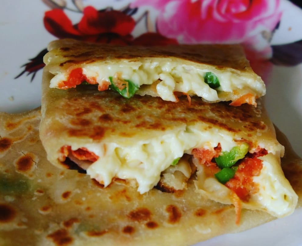 recipe of cheesy pizza paratha for tiffin