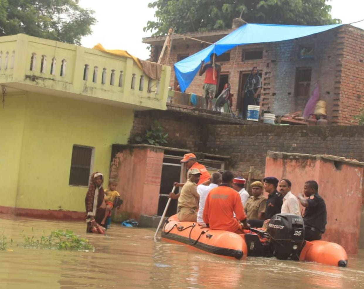 Flood water enters settlements, people are scared