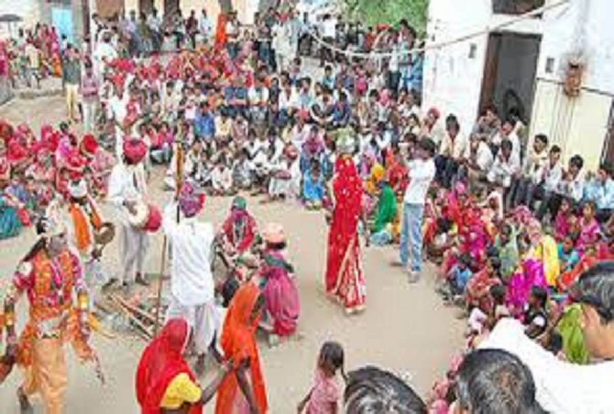 Rajasthan Folk dance Gawri in which participants do not take bath for 40 days
