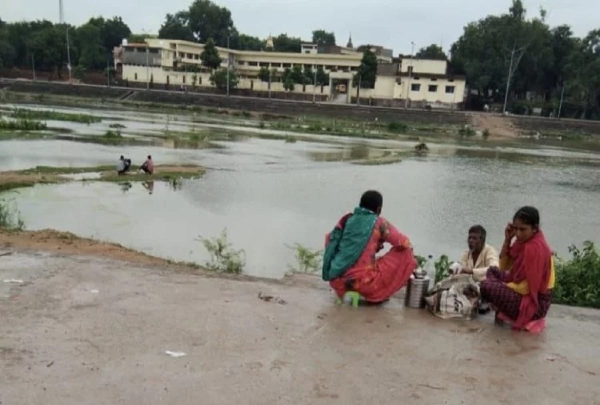 sukhnai ndi ke ghat pr khuleaam  bik rhi kacchi sarav