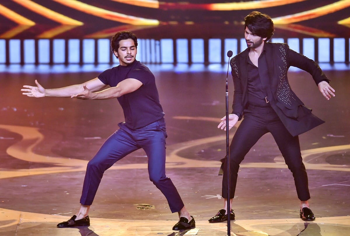 Ishaan Khatter reaction on Shahid kapoor after awarded the Best Debut at IIFA Awards 2019