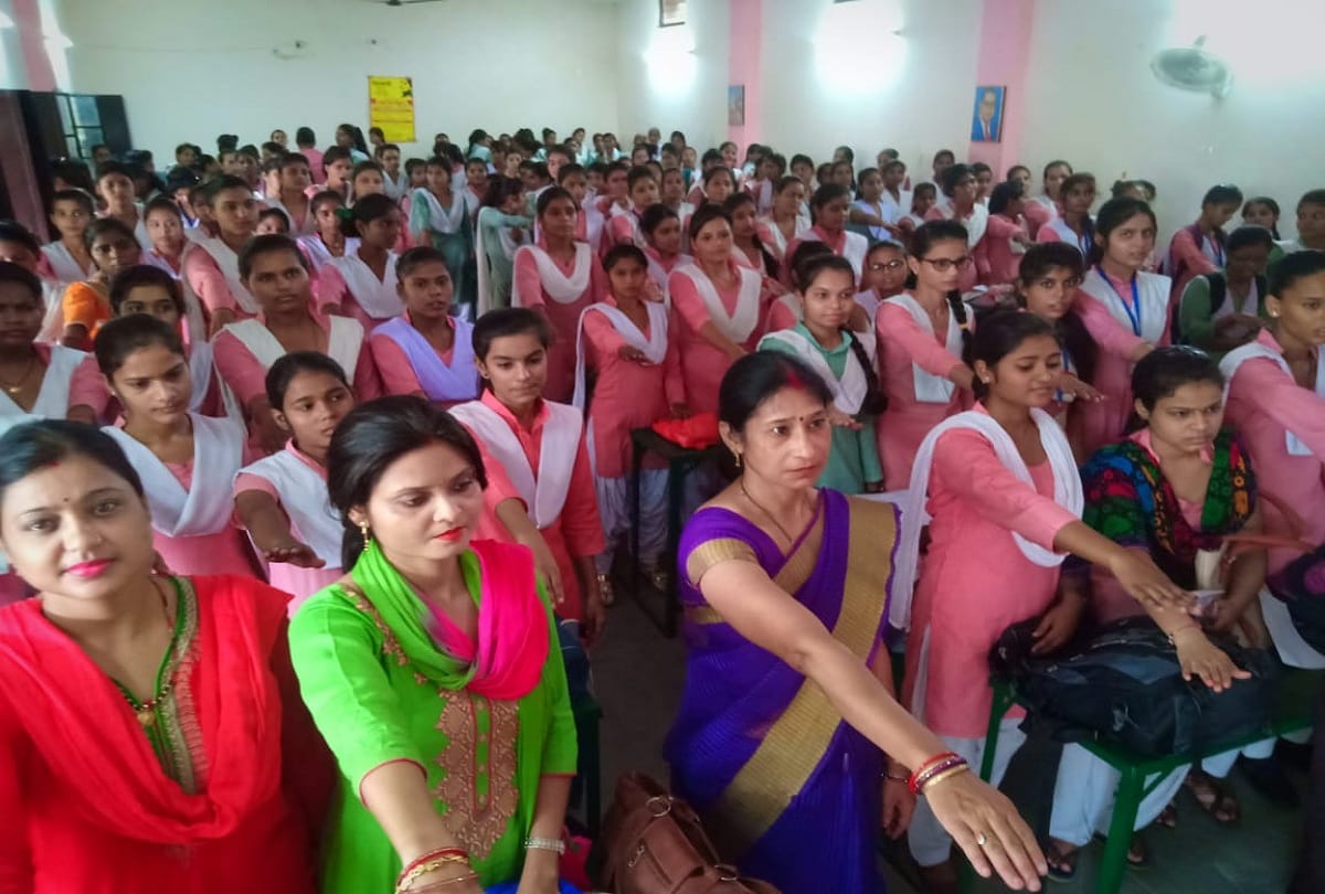 Jhansi inter college students takes oath to make area free from plastic waste