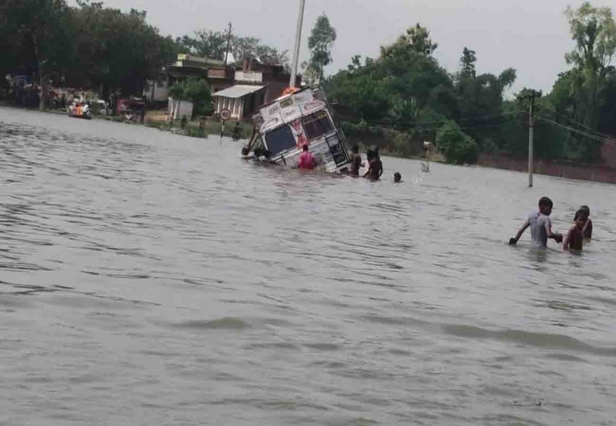 Yamuna and mandakini river rising water level make trouble for people in up