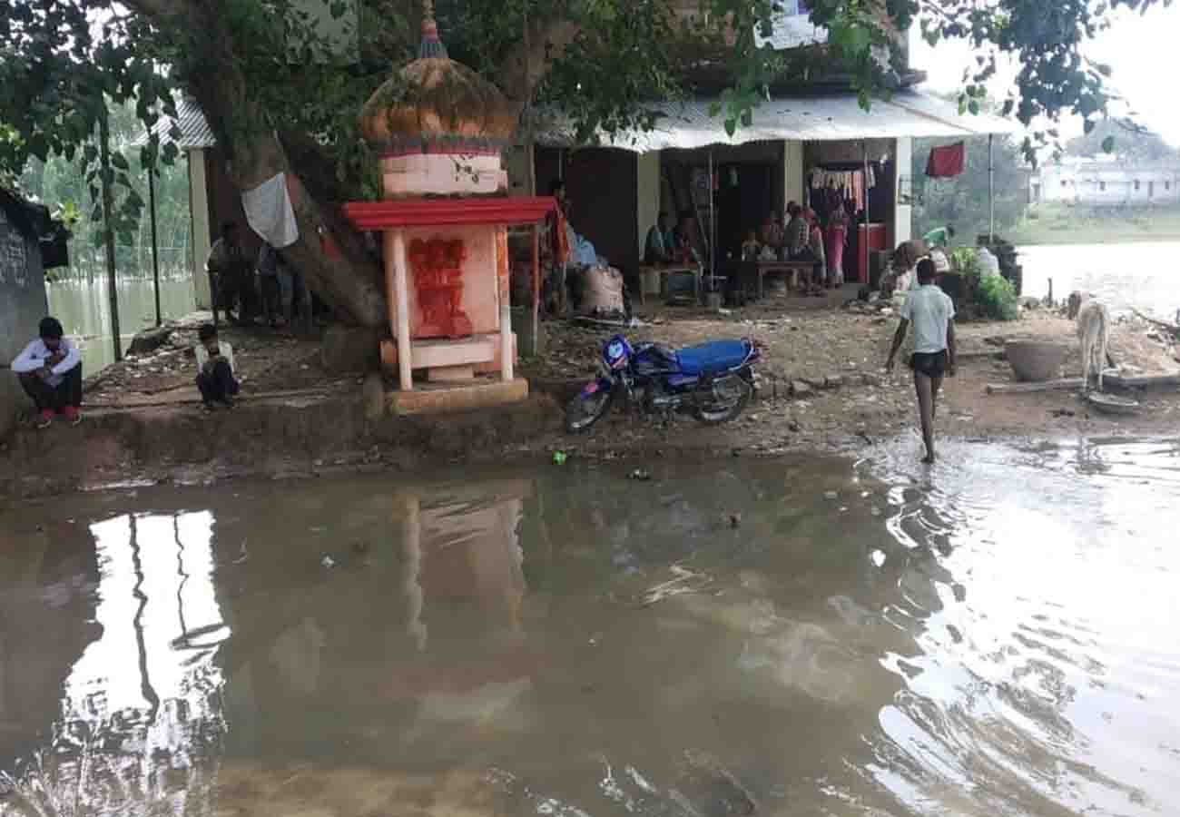 Yamuna and mandakini river rising water level make trouble for people in up