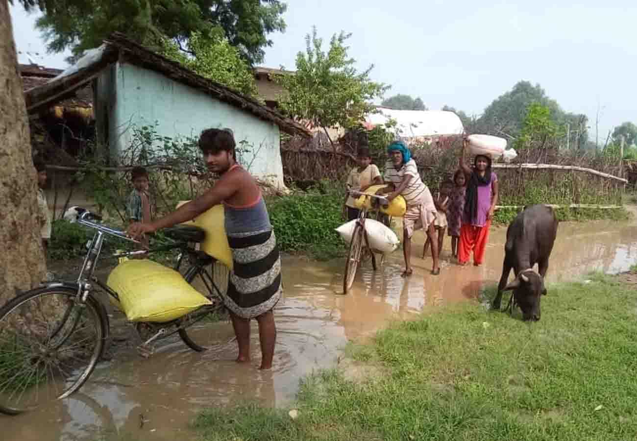 Yamuna and mandakini river rising water level make trouble for people in up