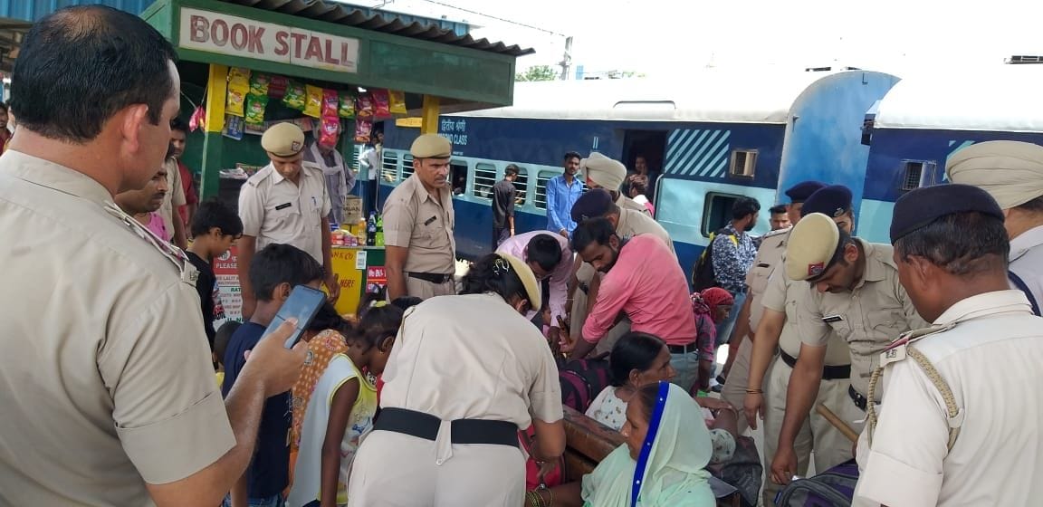 railway station, checking