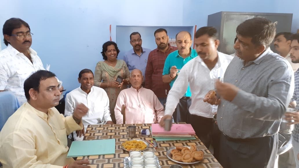 Minister in charge tasted mid-day meal, children asked questions