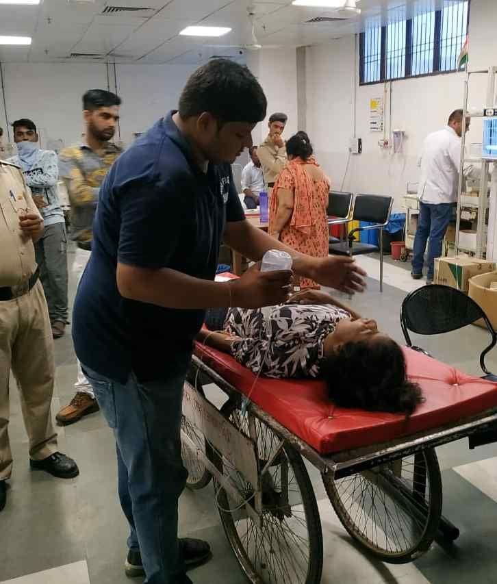 Student from third floor of private coaching center, Delhi refer in critical condition