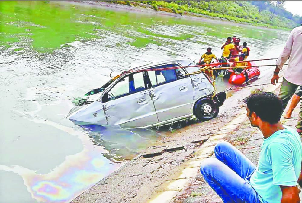 Missing Car Found after one day of fall into Vikas Nagar shakti nagar