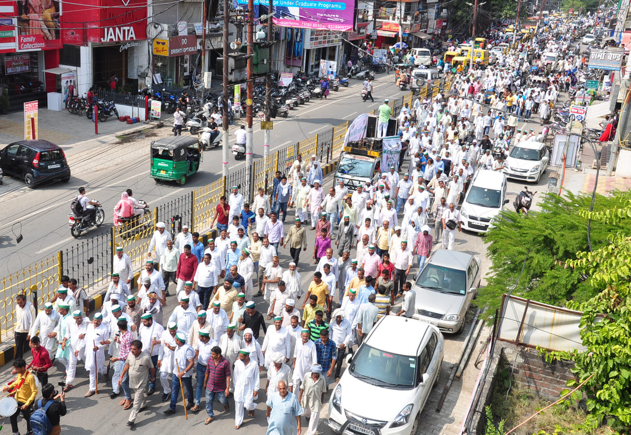 Bhakyu performed on the Collectorate, sloganeering