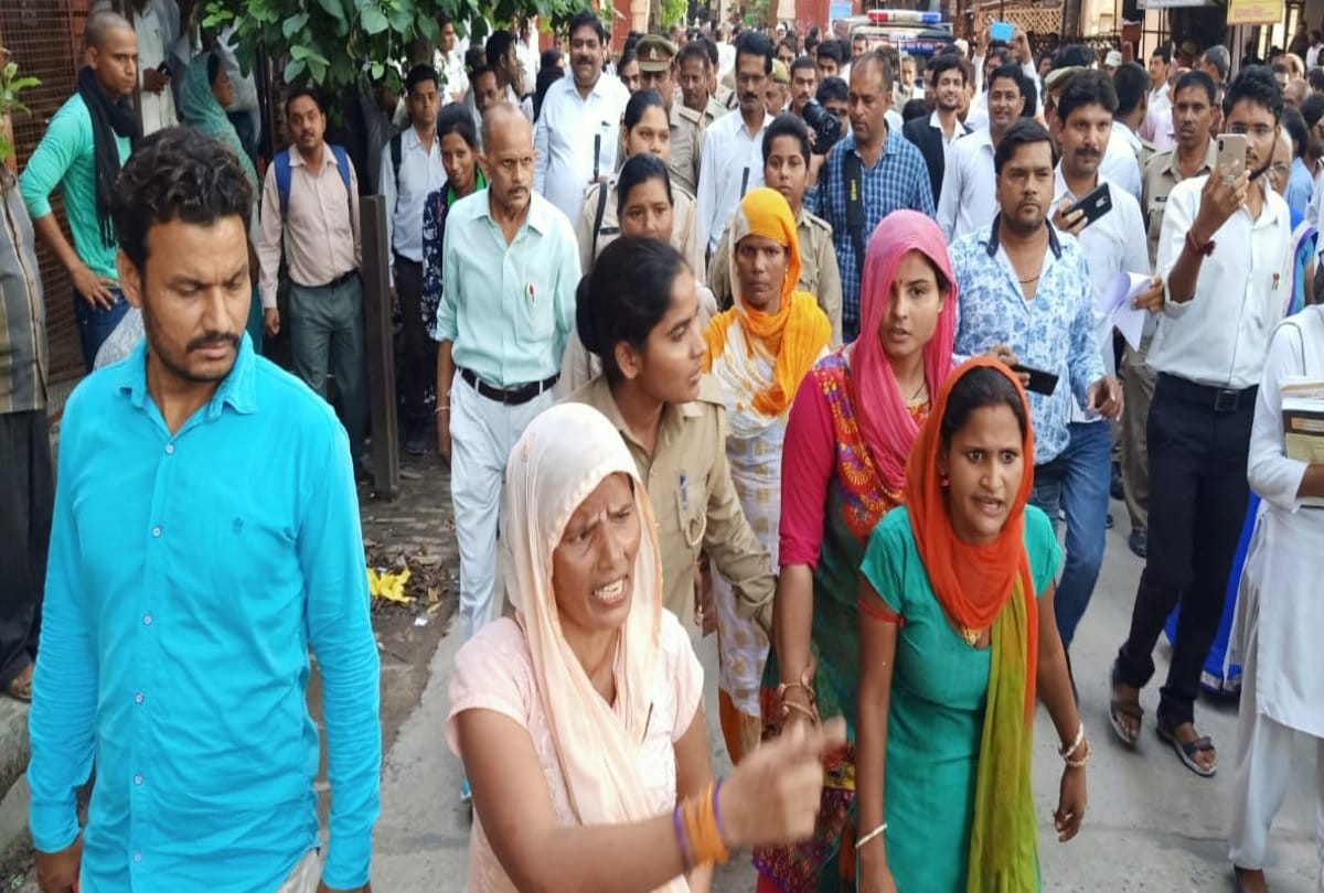 Aligarh woman beaten by Sub inspector accused for taking bribe
