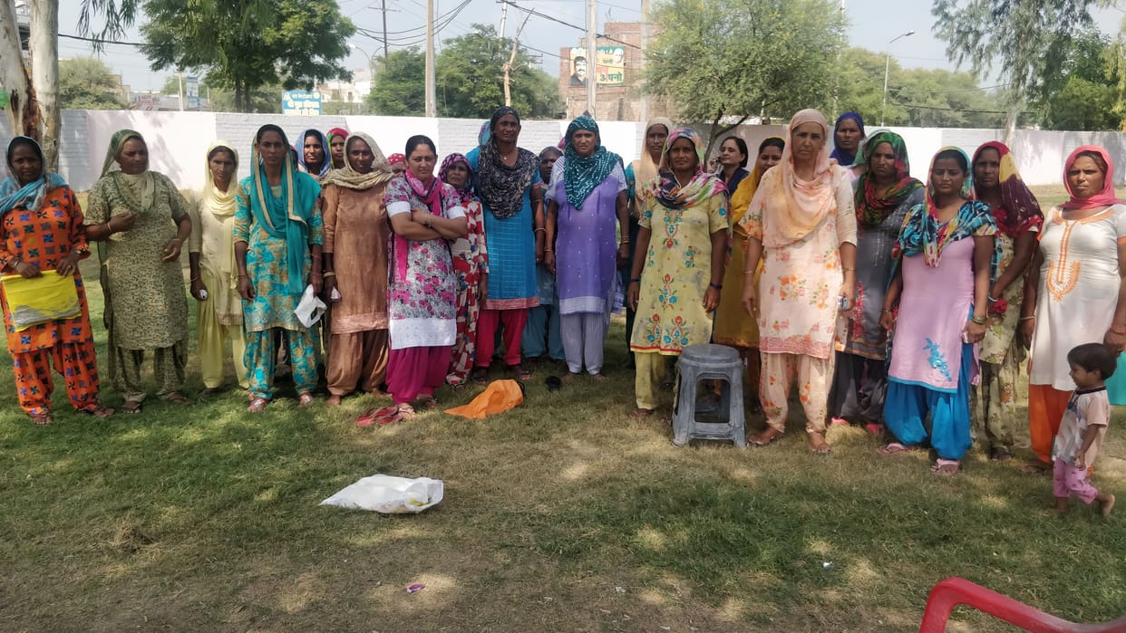 20 village women cheated in the name of giving ration for rs 500 and sewing machine for rs 900